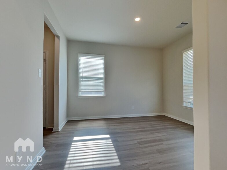 Building Photo - 15480 Maple Ter Dr