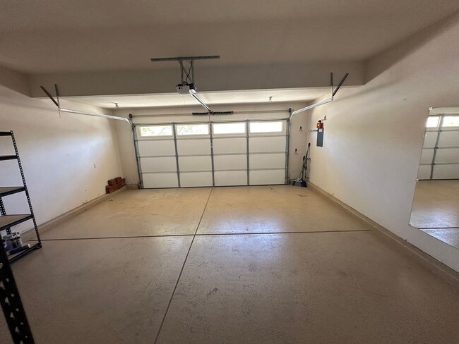 Building Photo - AVAILABLE NOW!!! 3 Bedroom 3 bath Private OASIS backyard in Vista, CA.