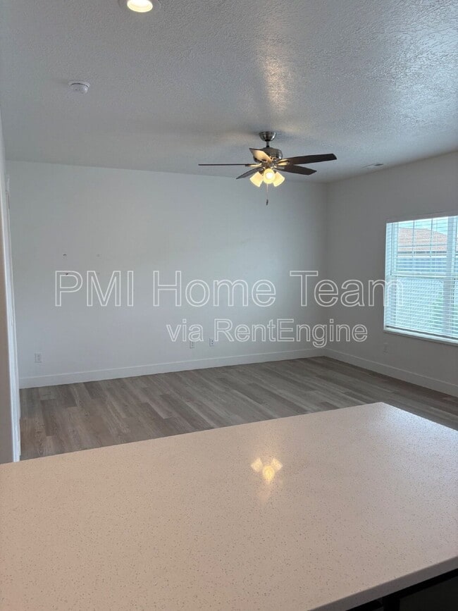 Building Photo - 618 W Cozy Ln