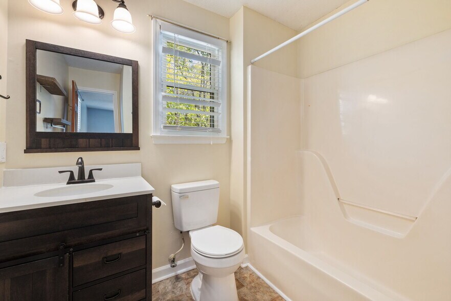 Bathroom in primary suite - 940 Skylar Ct