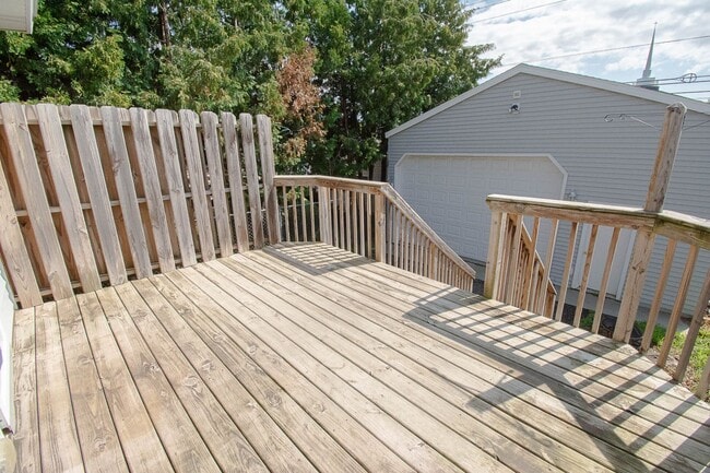 Building Photo - Spacious 2 Bed, 1.5 Bath with Oversized Garage!