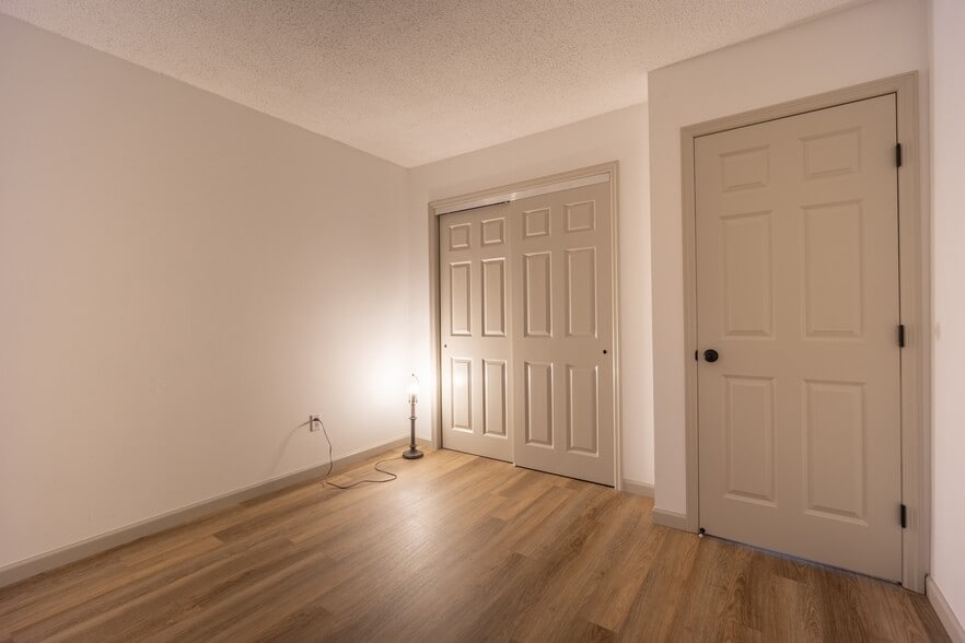 Building Photo - 404 Chelsea Cv S