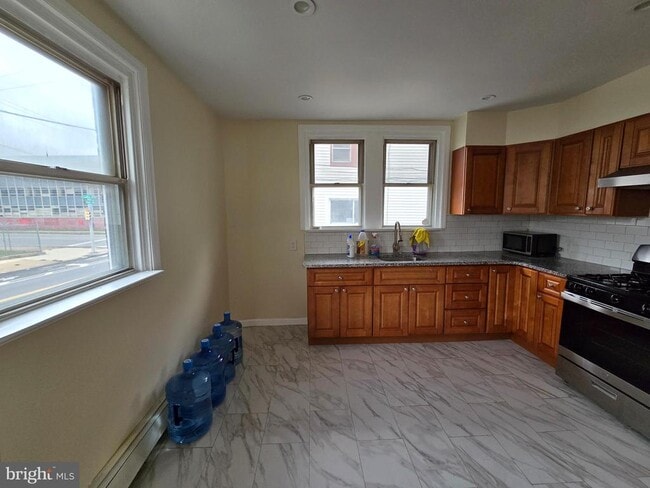 Building Photo - 660 Brill St