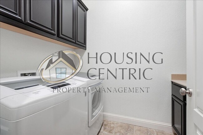 Building Photo - Executive Gated Rental with Stunning Views & Solar!