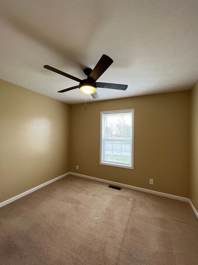 Building Photo - Super Cute Ranch Home with Easy Access to I24