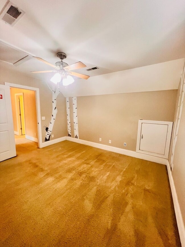 Building Photo - Tucked Away 3 Bedroom Gem on Private Road ...