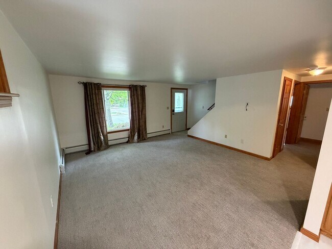 Building Photo - Beautiful 4 Bed / 2 Bath, Single Family Home. Close to Downtown Northampton!