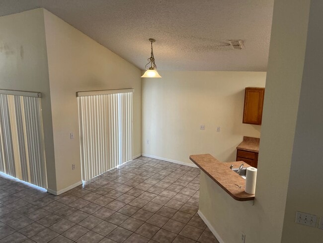Building Photo - 2 Story Home. 3bed/3bath home/bonus room
