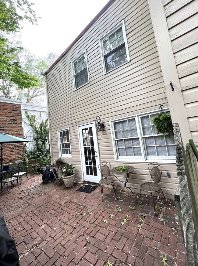 Building Photo - 408 Queen St