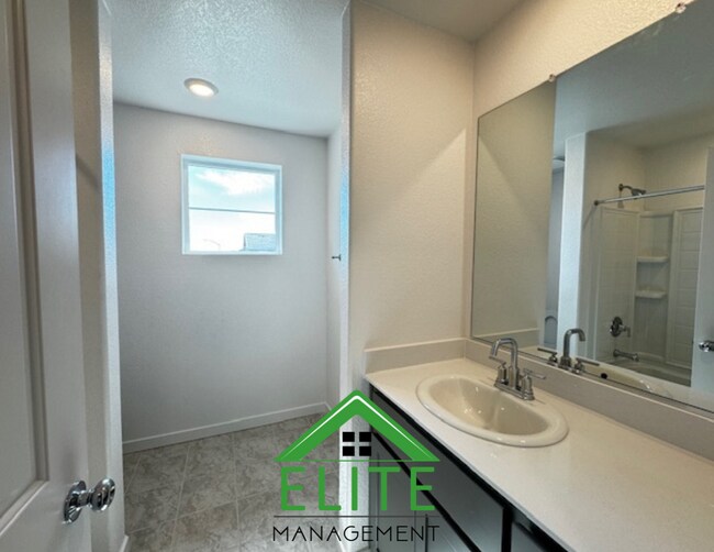 Building Photo - Beautiful 4 Bedroom, 3 Full Bath Two Story One year Old Home
