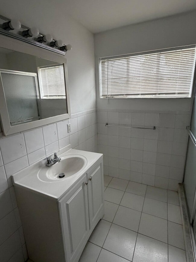 Building Photo - 5601 Pierce St