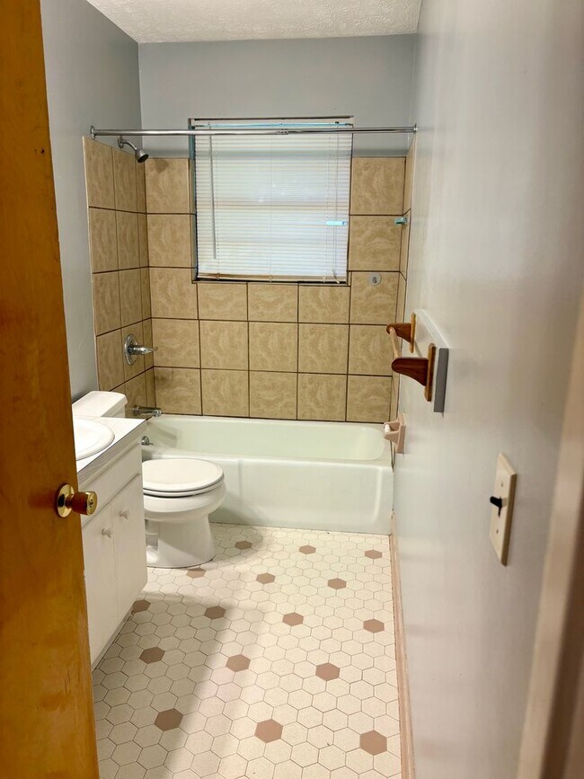 Building Photo - 3 bedroom home for rent
