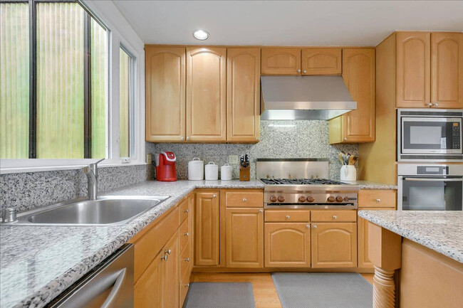 Building Photo - 1021 Greenwich St