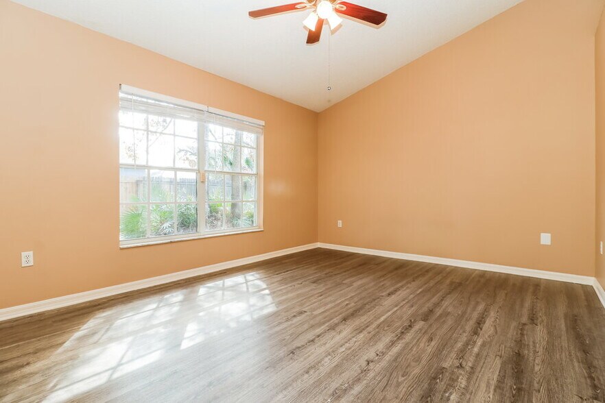 Building Photo - 10244 Rainbow Oaks Dr