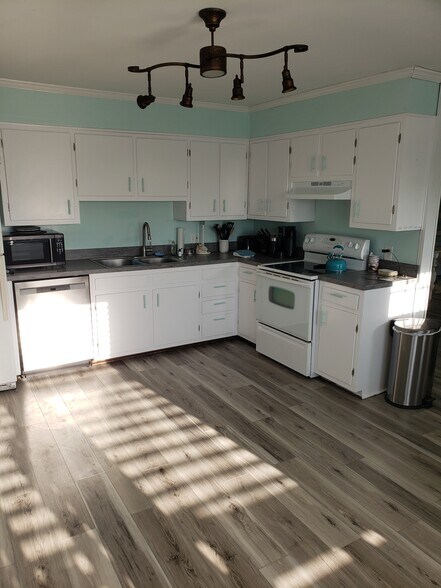 A kitchen - 1207 Fort Fisher Blvd N