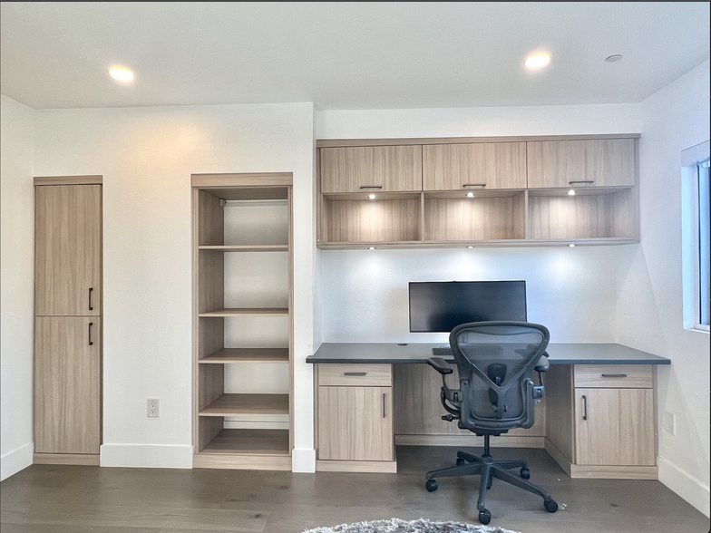 East-facing 3rd fl. flexible office/bedroom - 6077 Hargis St