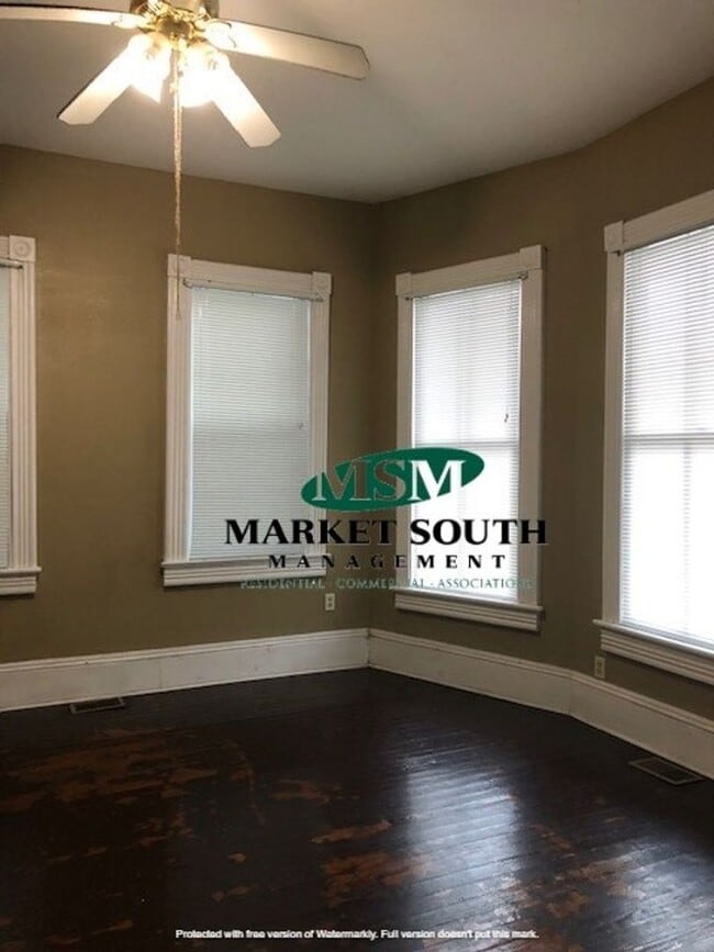 Building Photo - DOWNTOWN 3 BEDROOM!
