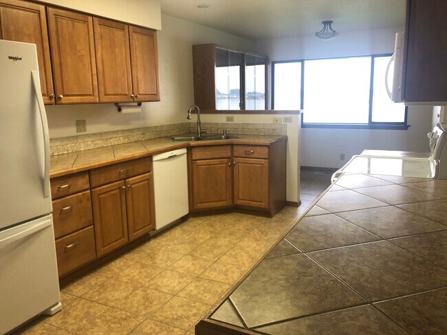 Building Photo - LAKEFRONT Condo Style Living!
