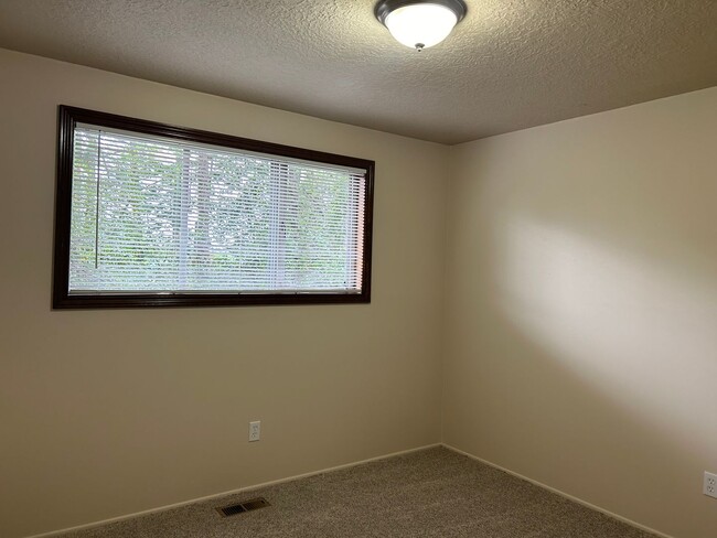 Building Photo - Charming 4 Bed Happy Valley Home