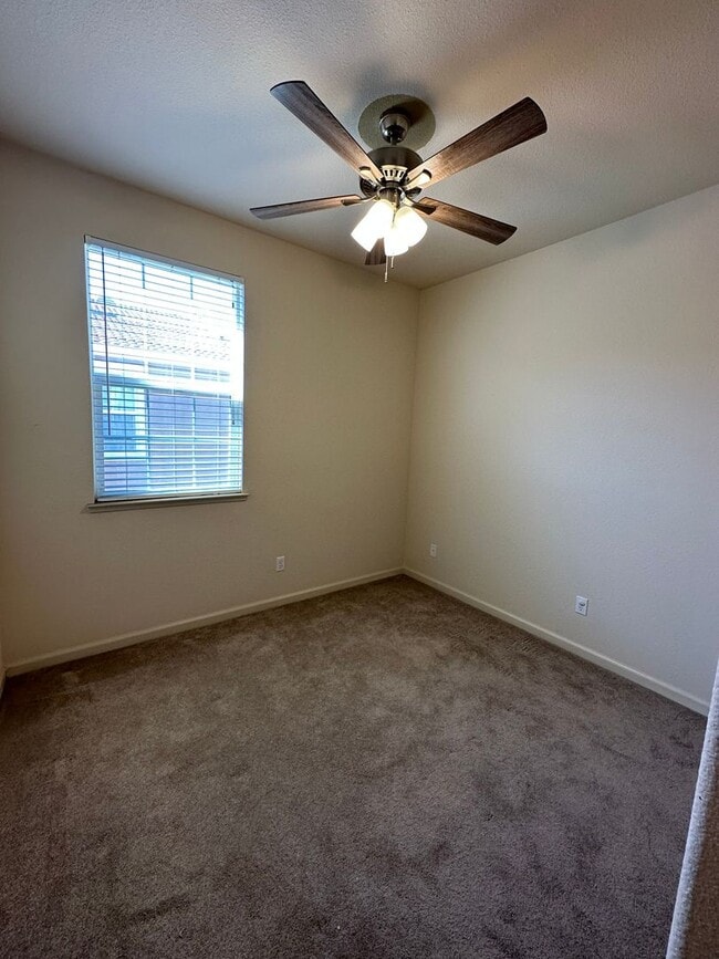 Building Photo - Beautiful 3 Bedroom Lincoln Condo!