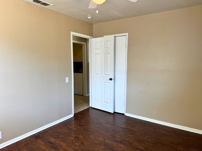 Building Photo - 1502 Parkdale Dr