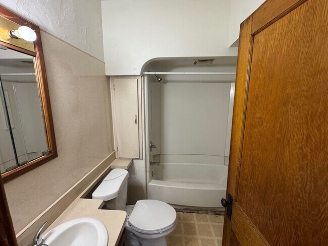 Building Photo - Charming 4-Bedroom Property in Prime Location