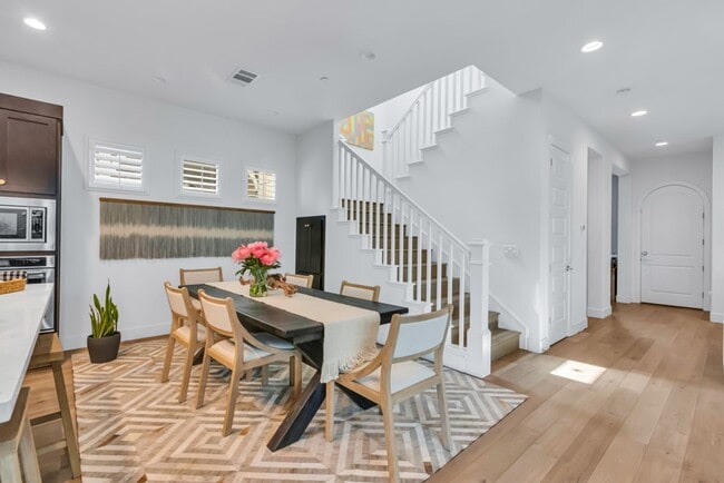 Building Photo - Stunning McKinley Village Home