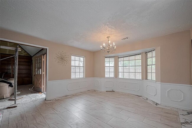 Building Photo - 811 Loire Ln
