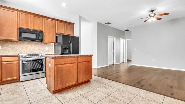 Building Photo - Beautiful 3BD/2BTH Home in Colony Lakes!