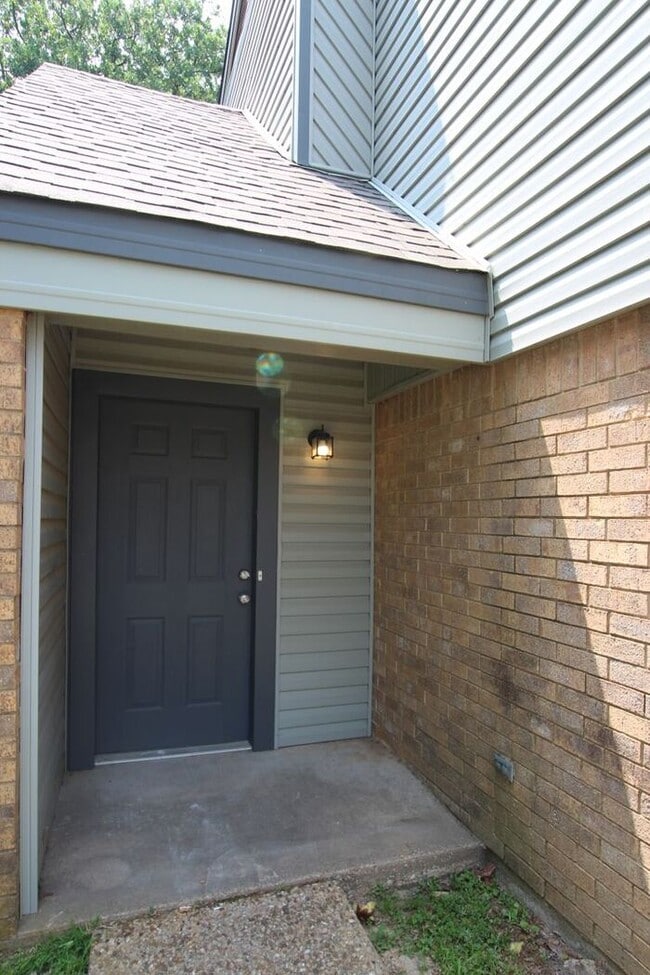 Building Photo - Available Now! Recently remodeled 3/2 in T...
