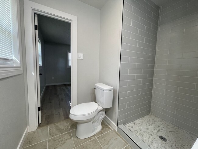 Building Photo - Newly Renovated 3-Bedroom, 2-Bath Home in ...