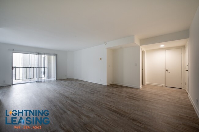 Building Photo - Spacious and Sunlit One-Bedroom Home Offer...