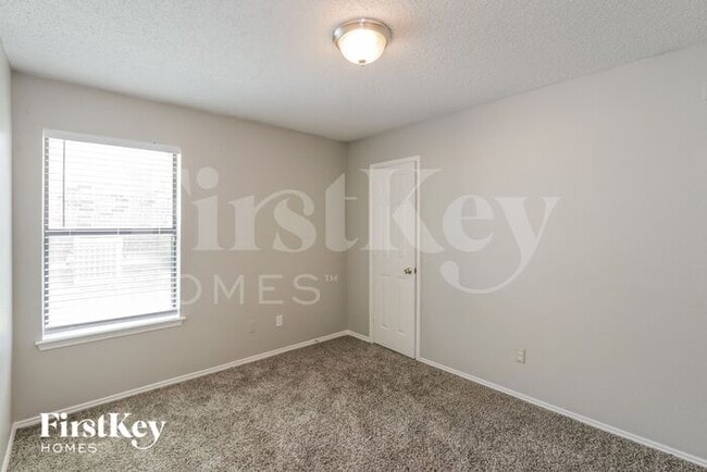 Building Photo - 701 Long Hill Ct