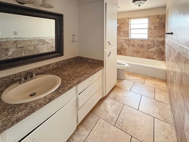 Building Photo - 519-521 East Sunset Circle