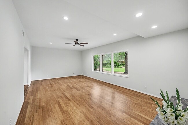Building Photo - 10811 Hunters Forest Dr