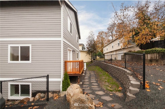 Building Photo - 311 Taylor Ave NW