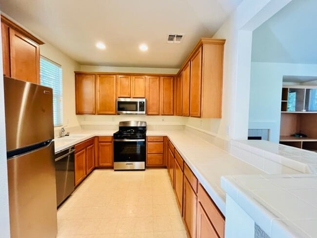 Building Photo - Gorgeous 3BD/2.5BA Tri-Level Townhouse- Ga...