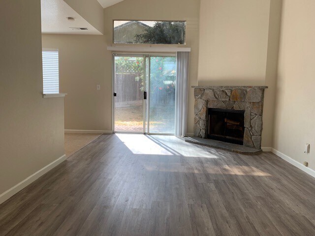 Building Photo - Spacious 3 Bedroom / 2 Bath Home with a Bo...