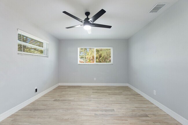 Building Photo - A Truly Charming Find! Discover this stunning 1-bedroom, 1-bath duplex in the highly sought-after...