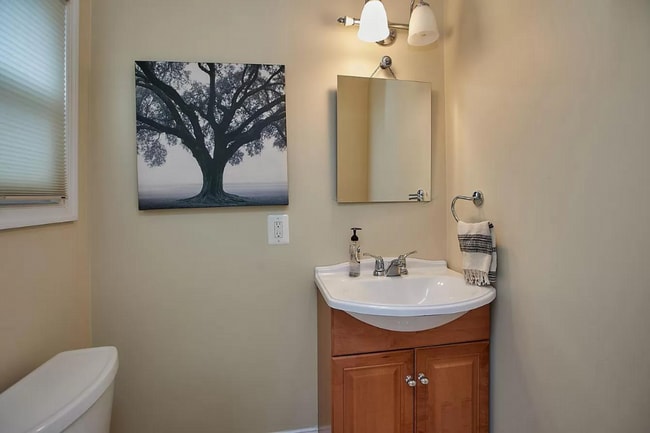 Building Photo - 3 level townhouse w 2br 2.5ba, parking spo...