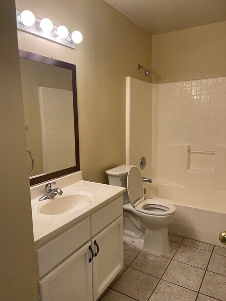 Building Photo - 2427 Wescott Ave