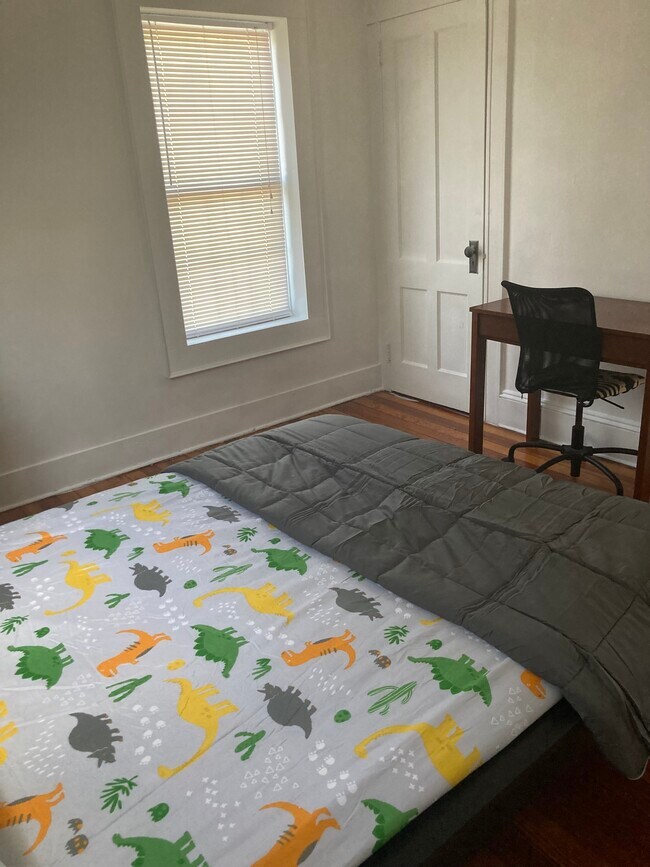 Bedroom 2 Desk - 1 Cottage St