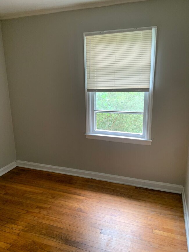 Building Photo - COMING SOON 3 Bed 1 bath