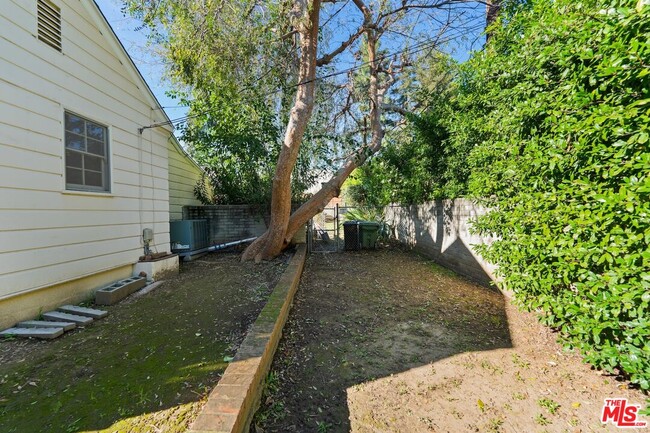 Building Photo - 17117 Weddington St