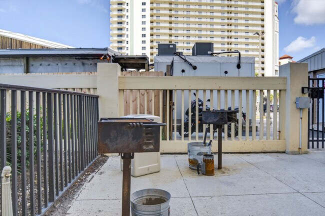 Building Photo - 9850 S Thomas Dr