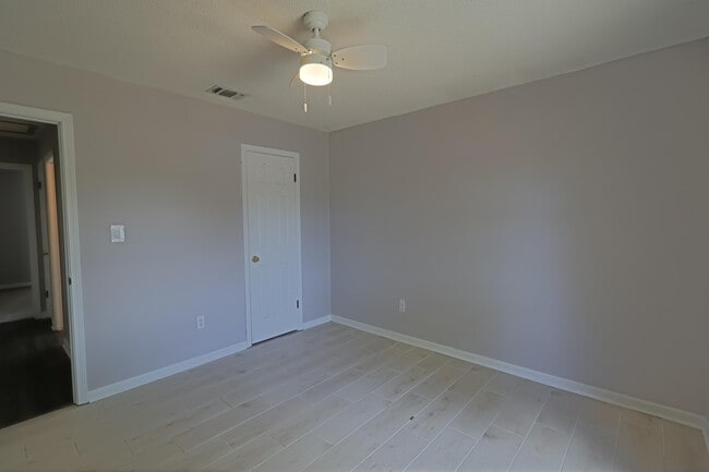 Building Photo - 1915 Sunrise Dr