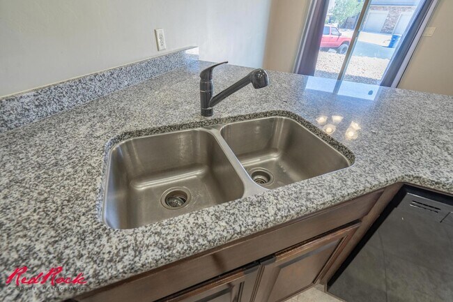 Building Photo - Charming 3 bedroom Townhome. 2 Community Pools!