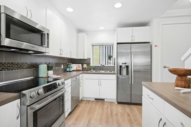 Building Photo - Columbia City Townhome