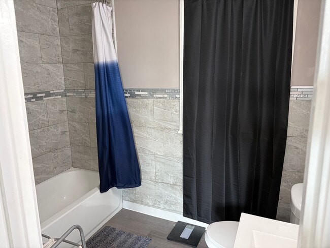 Building Photo - 10226 S Vernon Ave