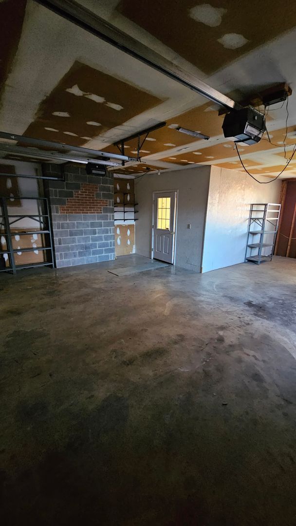 Building Photo - Spacious Single Family Home